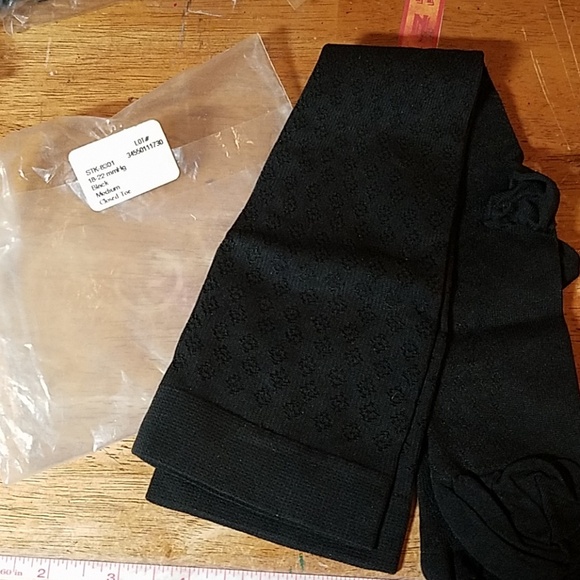 Black Knee High Closed Toe 18-22 mmHg Medium - Picture 1 of 2